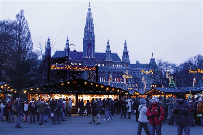 Lowres 00000029657 Christmas Market In Front Of The City Hall In Vienna Oesterreich Werbung Bartl
